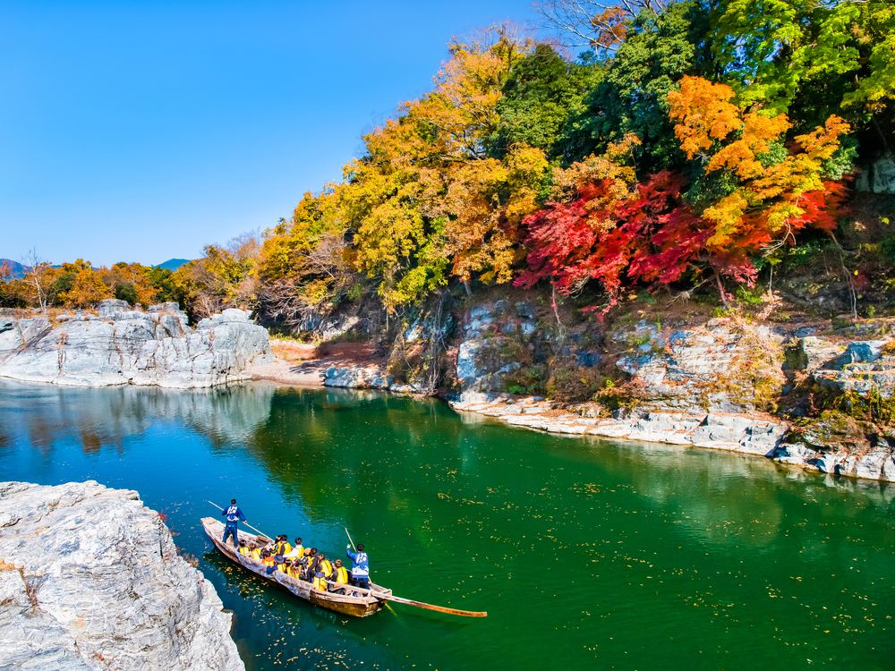 長瀞ライン下り。紅葉に彩られた岩畳と荒川の流れ