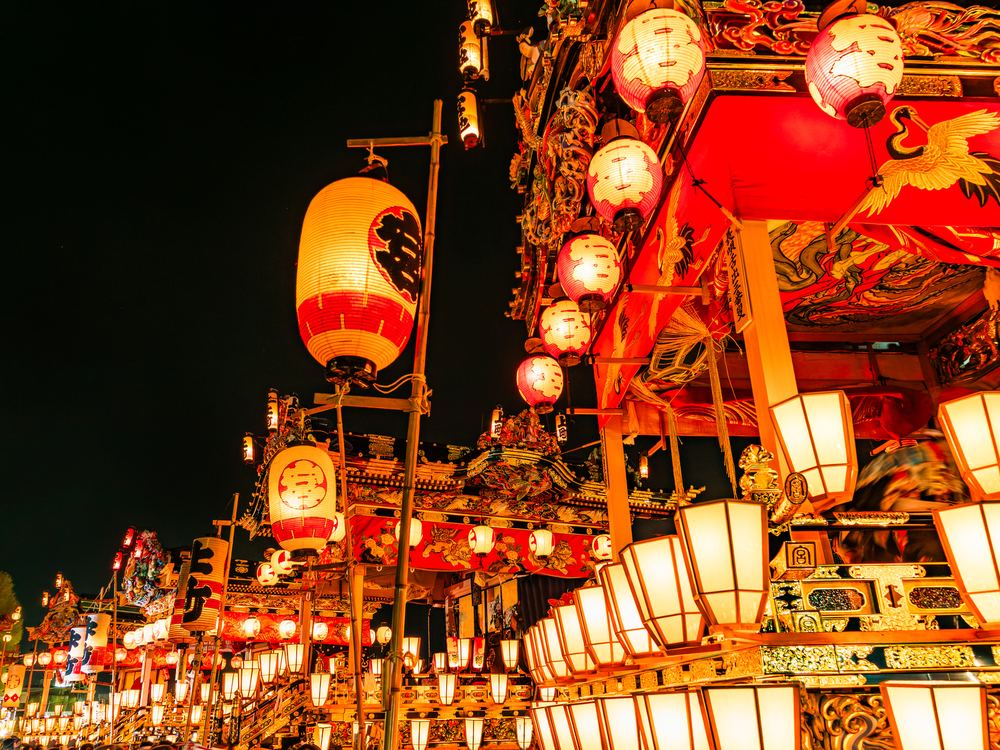 秩父夜祭。提灯を灯した山車が夜の街を進む様子