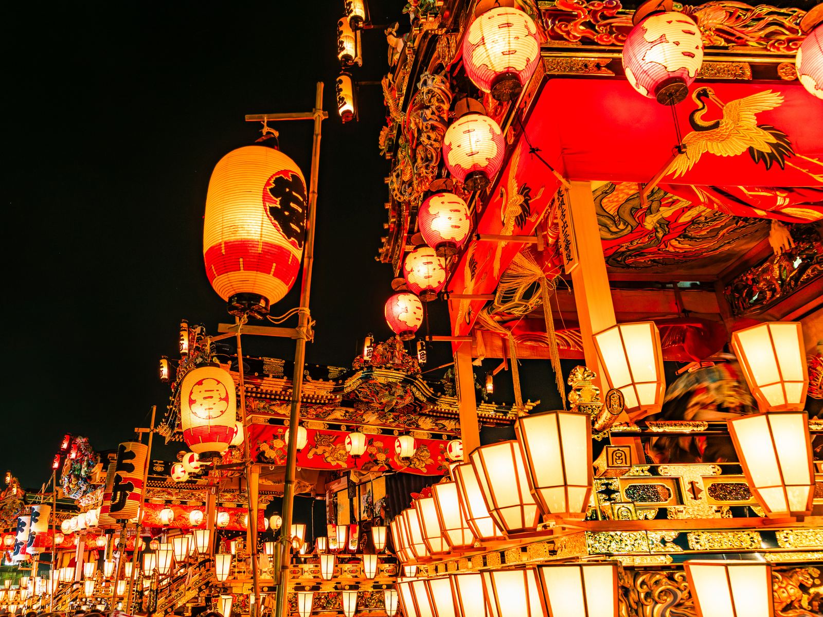 秩父夜祭。夜空に浮かぶ提灯の灯り